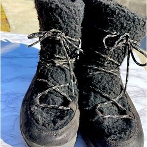 Woman's Cozy Warm Faux Fur Suede Sherpa Lined Winter Boots-Gently Used